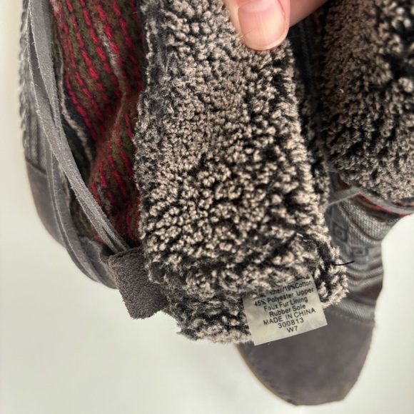 TOMS Boots Womens 7  Multicolor Leather Faux Fur Pull On Casual Excellent Cond. - Picture 8 of 11